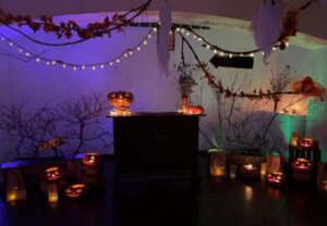 Une décoration de nuit avec des citrouilles éclairées de l'intérieur par des bougies