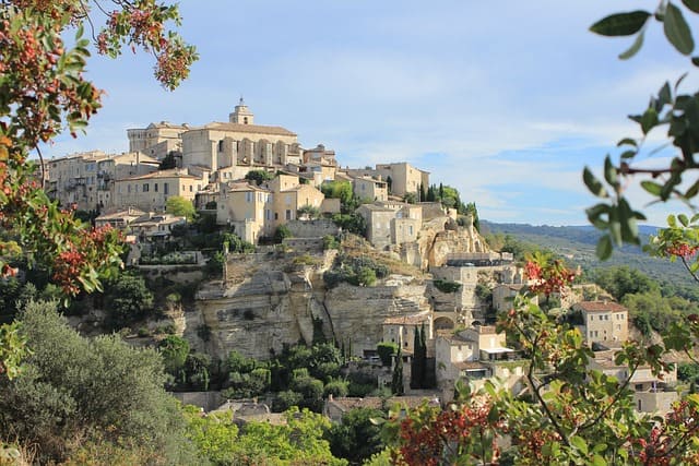 Village Provençal de Gordes adossé à une colline avec une église au sommet
