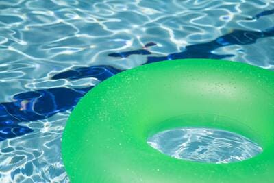 Un bouée en gros plan, posée sur une piscine