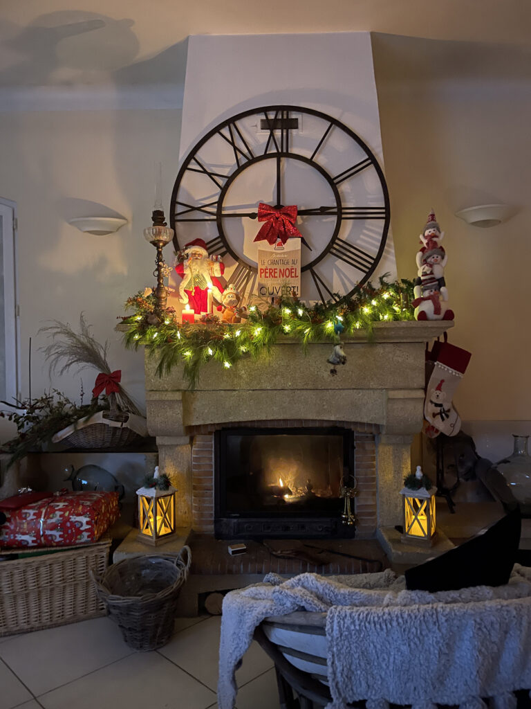 Cheminée avec horloge géante aux couleurs de Noël