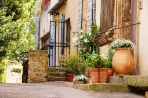 village provençal et pots fleuris