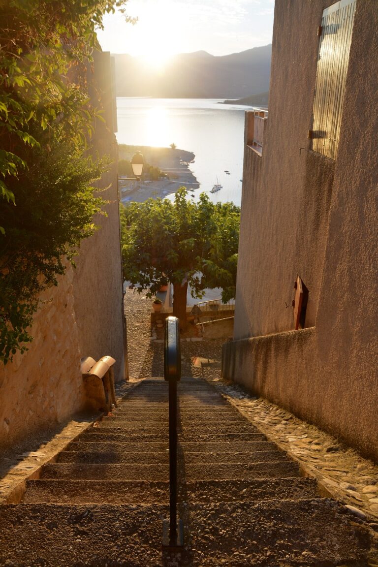 Escalier descendant vers la mer