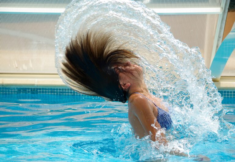 mouvement de cheveux plein d'eau dans piscine