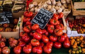 tomates rouge présentées au marché provençal